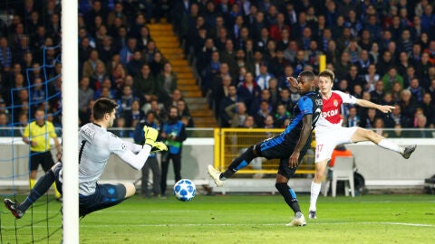 Golovin dispara a puerta ante el Brujas