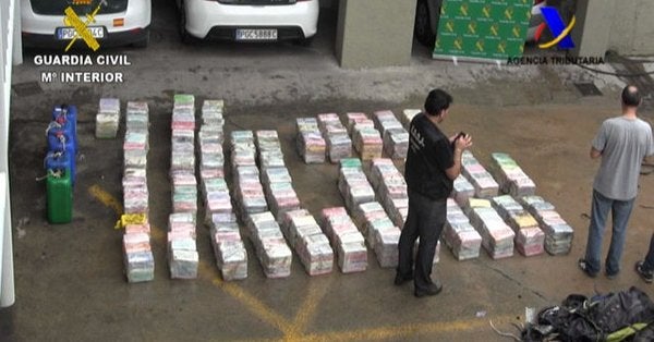 Reparten a comedores sociales de Málaga 52 cajas de bananas en las que se escondía cocaína Reparten a comedores sociales de Málaga 52 cajas de bananas en las que se escondía cocaína