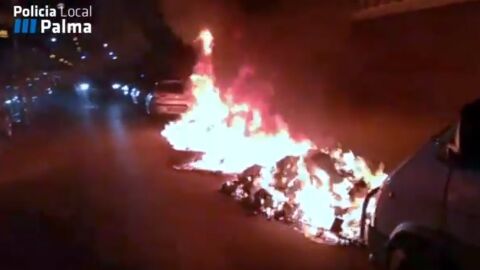 Dos contenedores incendi&aacute;ndose en Palma