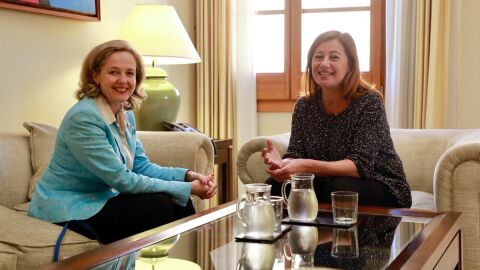 Nadia Calvi&ntilde;o y Francina Armengol en el Consolat de Mar