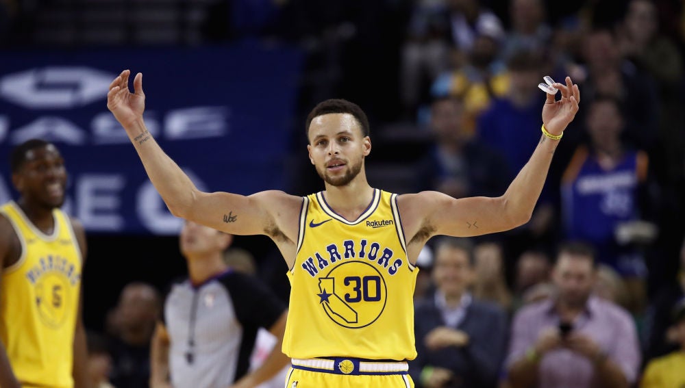 Stephen Curry celebra la victoria de los Warriors