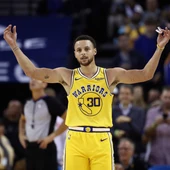 Stephen Curry celebra la victoria de los Warriors Stephen Curry celebra la victoria de los Warriors