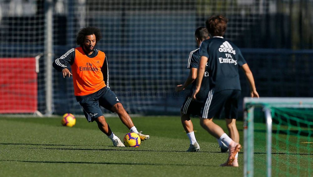 Marcelo conduce el balón en el entrenamiento con el Real Madrid
