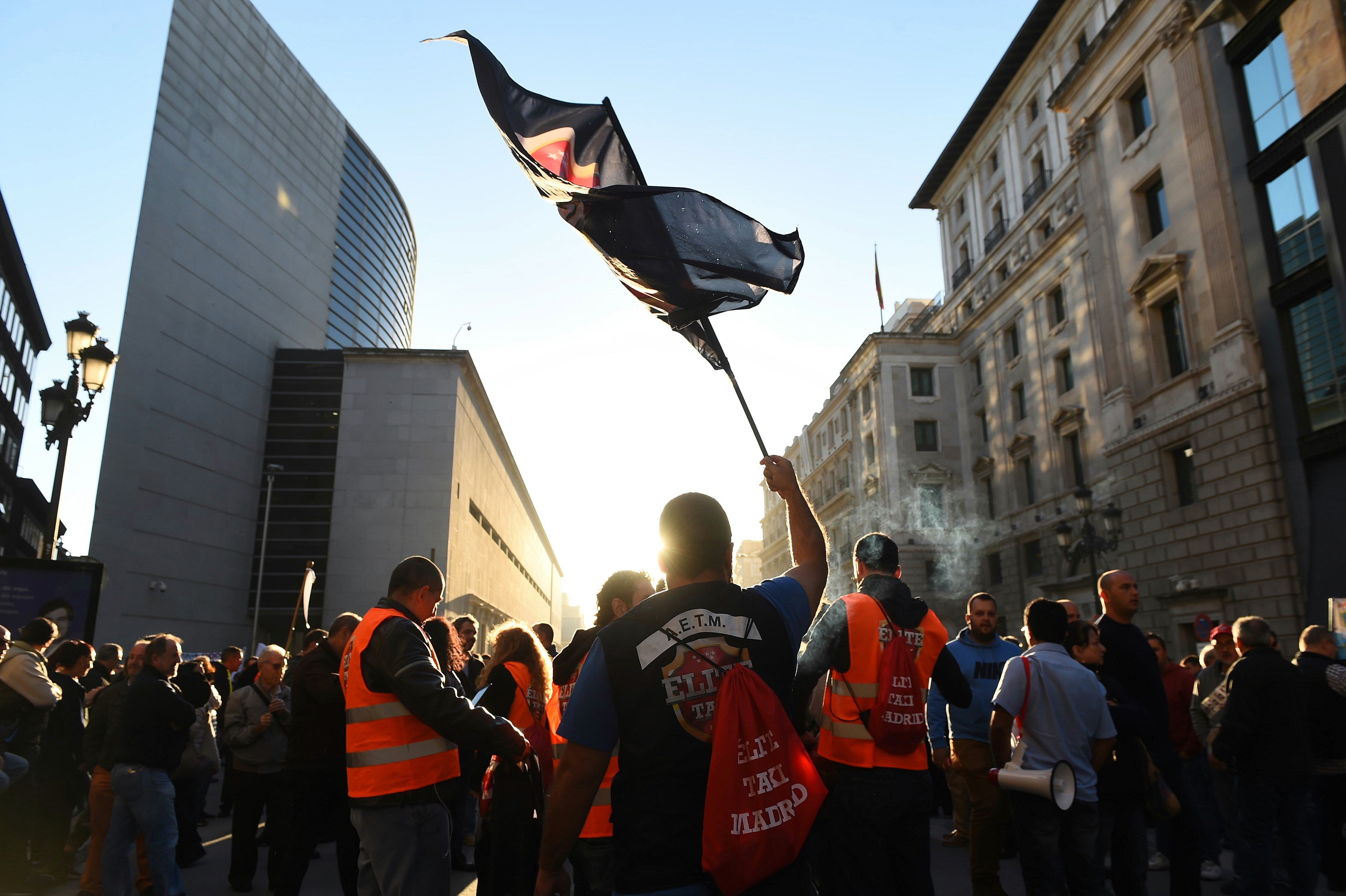 Unos mil taxistas piden a las puertas del Congreso aprobar el decreto ley que regula las VTC Unos mil taxistas piden a las puertas del Congreso aprobar el decreto ley que regula las VTC
