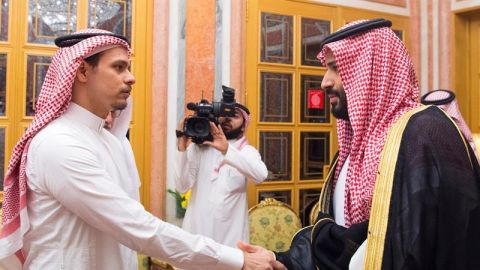 El pr&iacute;ncipe heredero de Arabia Saud&iacute;, Mohamed bin Salman (d), junto a Salah Khashoggi