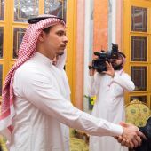 El príncipe heredero de Arabia Saudí (d), junto a Salah Khashoggi