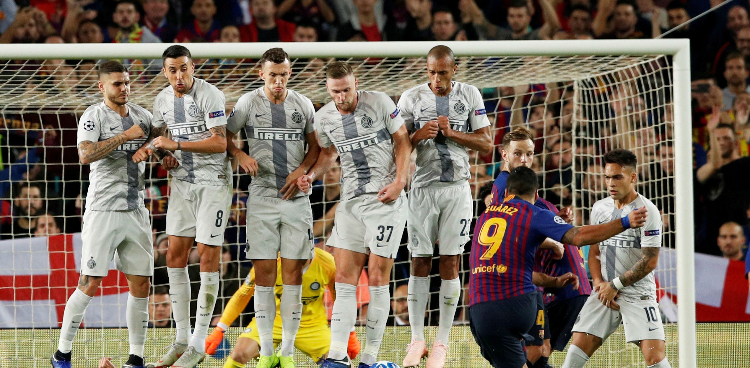 Lo nunca visto en el fútbol: el genial truco de Brozovic para evitar el gol de falta de Luis Suárez Lo nunca visto en el fútbol: el genial truco de Brozovic para evitar el gol de falta de Luis Suárez