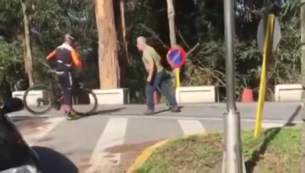 Un camionero propina martillazos en la cabeza a un ciclista al que casi atropella en Ponteverda: "Te mato hijo de puta"
