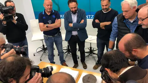 Nuevo hallazgo arqueológico, en este caso subacuático. #Lingote de plata del XVI encontrado en la bahía de #Getaria. Nuevo hallazgo arqueológico, en este caso subacuático. #Lingote de plata del XVI encontrado en la bahía de #Getaria.