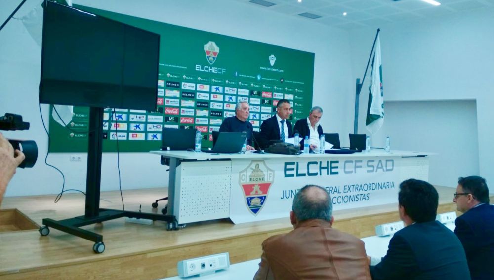 Diego García presidió la Junta Extraordinaria de accionistas del Elche CF, flanqueado por el consejero José Luiis Maruenda y el notario Francisco Tornel.