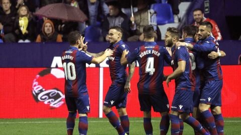 Los jugadores del Levante celebran un gol ante el Legan&eacute;s