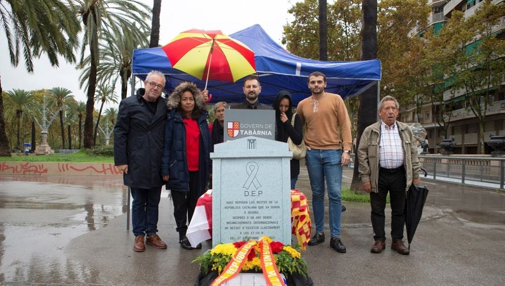 El satírico "Gobierno de Tabarnia" organiza un "funeral de la república catalana"