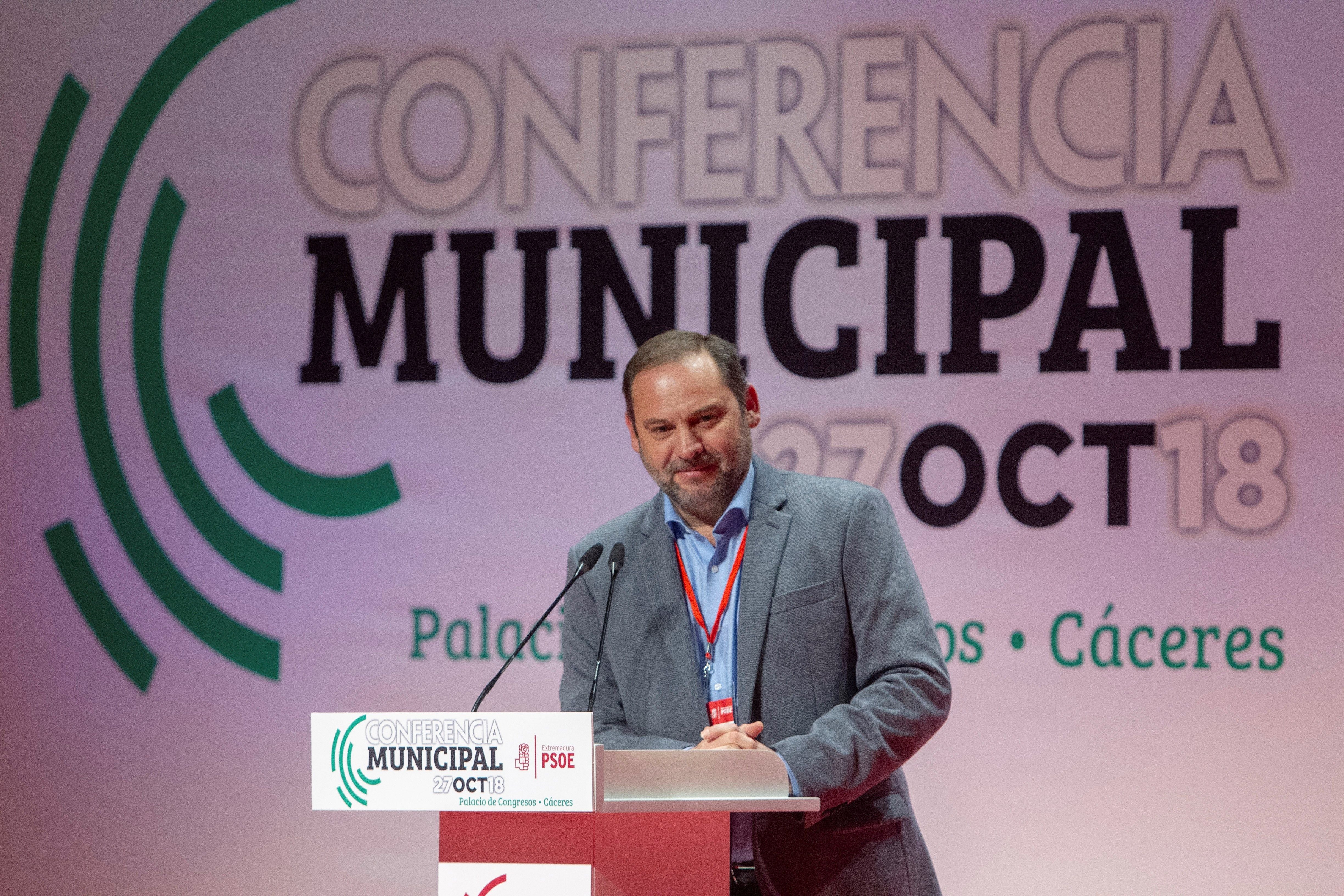 Ábalos pide al PSOE que no "entre en la charca" ni caiga en la descalificación del PP Ábalos pide al PSOE que no "entre en la charca" ni caiga en la descalificación del PP