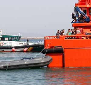 Llegada al puerto de Almería de un grupo de inmigrantes que fue rescatado en dos pateras Llegada al puerto de Almería de un grupo de inmigrantes que fue rescatado en dos pateras
