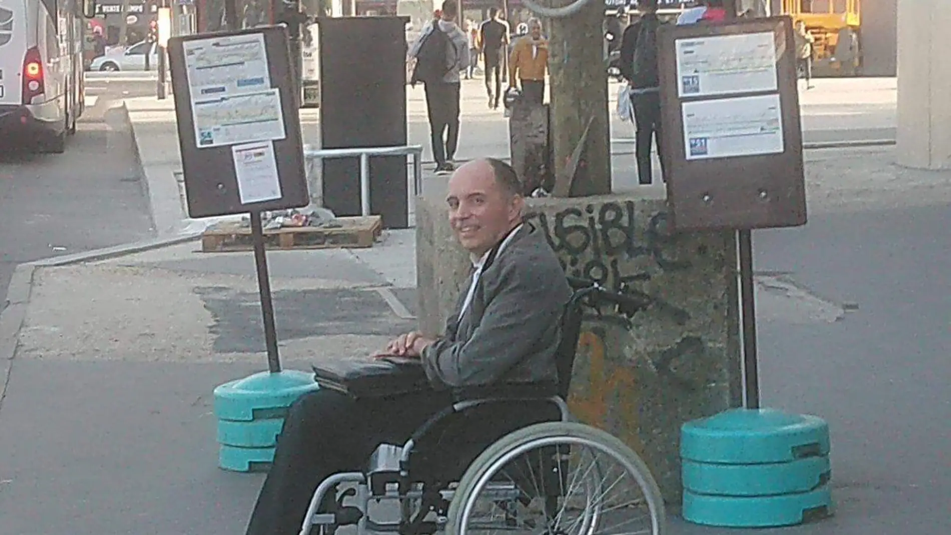 El hombre al que nadie ayudó a subir a un autobús en París