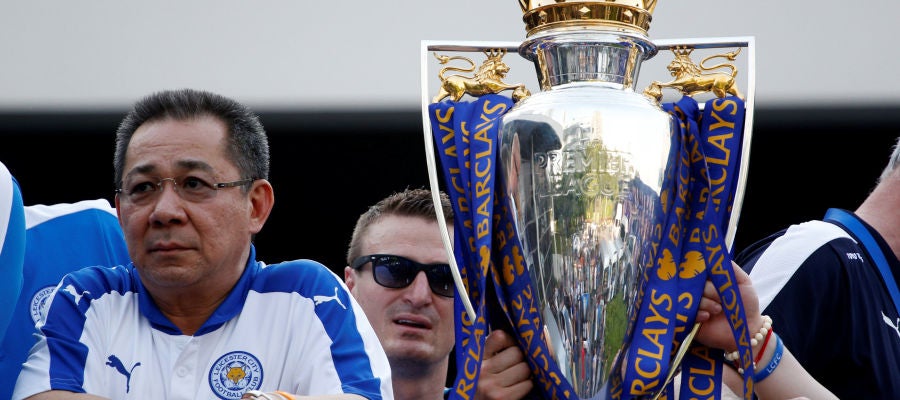Vichai Srivaddhanaprabha, en la celebración del Leicester tras ganar la Premier en 2016 Vichai Srivaddhanaprabha, en la celebración del Leicester tras ganar la Premier en 2016