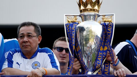 Vichai Srivaddhanaprabha, en la celebraci&oacute;n del Leicester tras ganar la Premier en 2016
