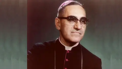 Arzobispo Óscar Arnulfo Romero Asesinado y santificado