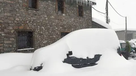 Imagen de un coche totalmente cubierto por la nieve Imagen de un coche totalmente cubierto por la nieve