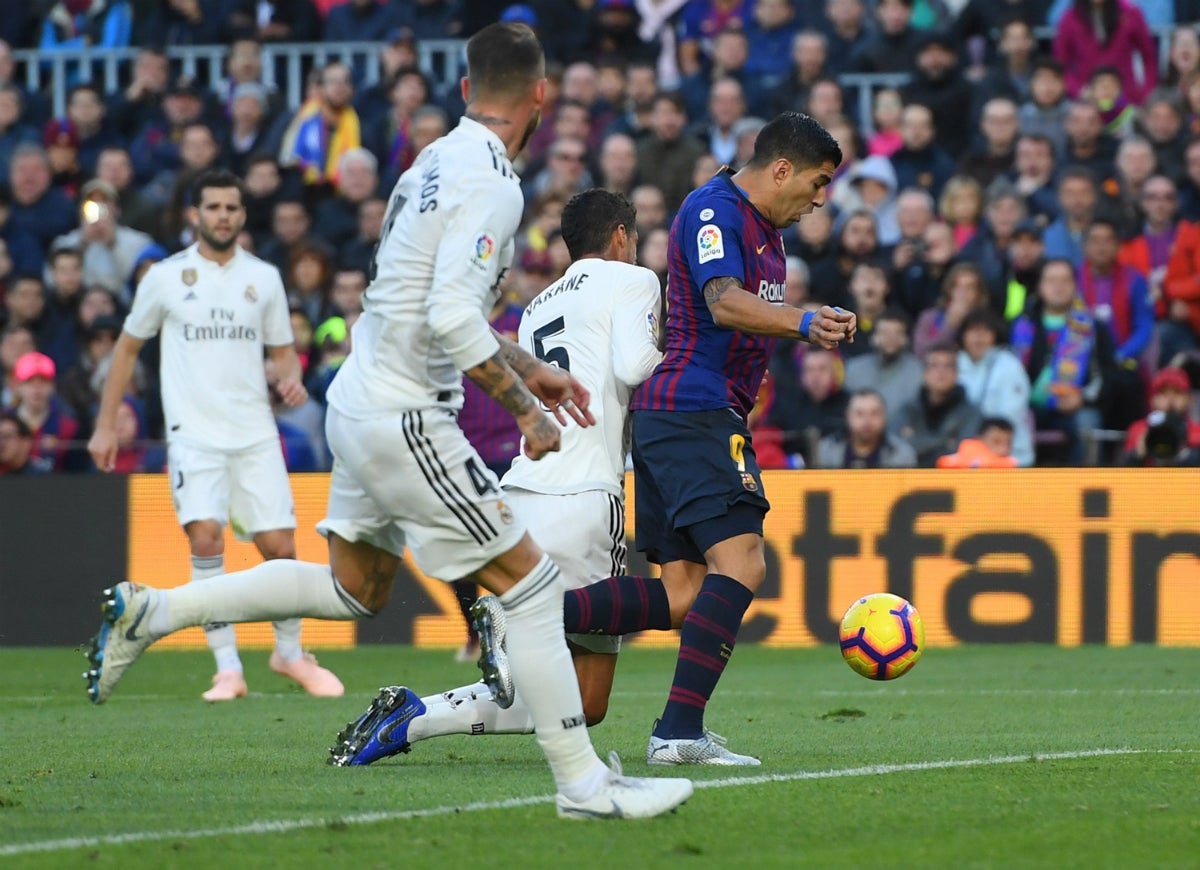 El VAR ya juega en un Clásico: primer penalti señalado en un Barcelona - Real Madrid por el videoarbitraje El VAR ya juega en un Clásico: primer penalti señalado en un Barcelona - Real Madrid por el videoarbitraje