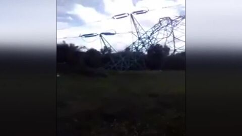 Postes de luz ca&iacute;dos en Menorca