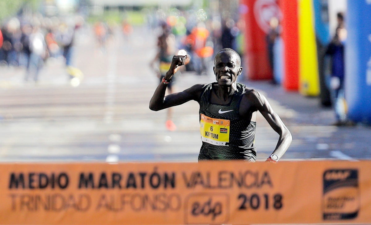 Abraham Kiptum bate el récord del mundo de medio maratón en la carrera de Valencia Abraham Kiptum bate el récord del mundo de medio maratón en la carrera de Valencia