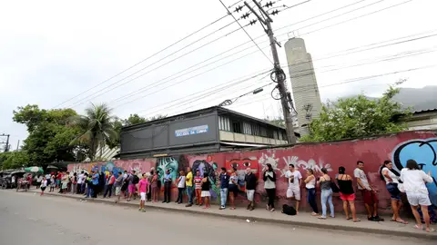 Decenas de brasileños esperan a las puertas de un colegio electoral para votar Decenas de brasileños esperan a las puertas de un colegio electoral para votar