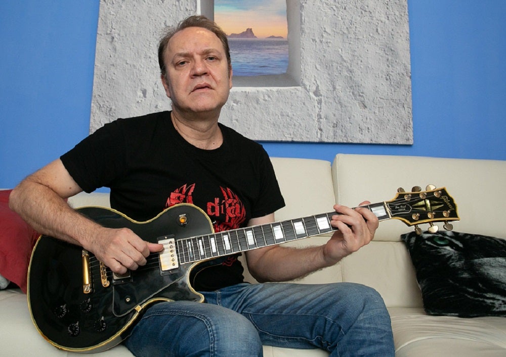 Juan Valdivia: "Me siguen pasando muchas cosas bonitas relacionadas con Héroes del Silencio" Juan Valdivia: "Me siguen pasando muchas cosas bonitas relacionadas con Héroes del Silencio"