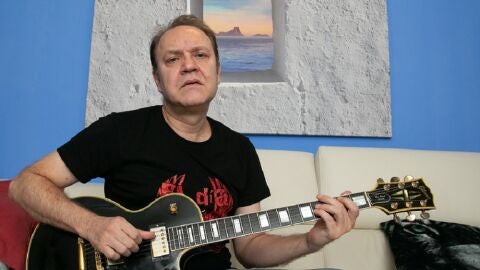 El guitarrista y compositor Juan Valdivia junto a su Gibson Les Paul negra
