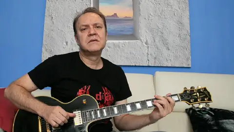 El guitarrista y compositor Juan Valdivia junto a su Gibson Les Paul negra El guitarrista y compositor Juan Valdivia junto a su Gibson Les Paul negra