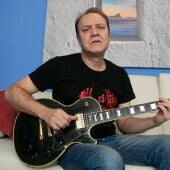 El guitarrista y compositor Juan Valdivia junto a su Gibson Les Paul negra