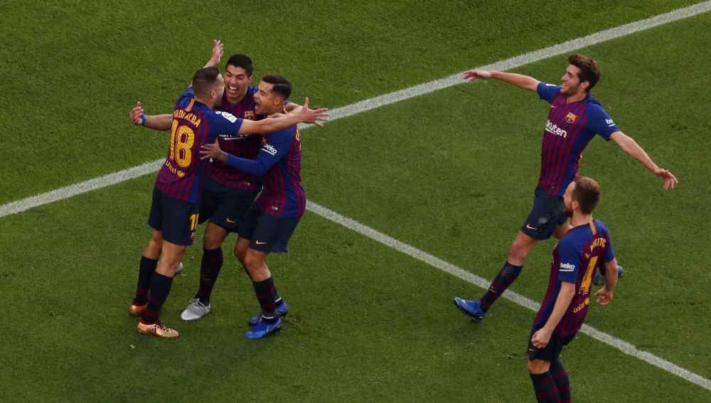 Los jugadores del Barcelona celebran el gol de Coutinho ante el Real Madrid