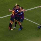 Los jugadores del Barcelona celebran el gol de Coutinho ante el Real Madrid
