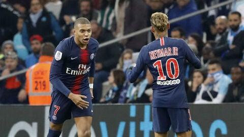Mbapp&eacute; y Neymar celebran un gol
