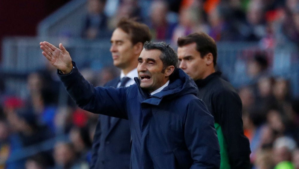 Valverde da instrucciones a sus jugadores en el Camp Nou