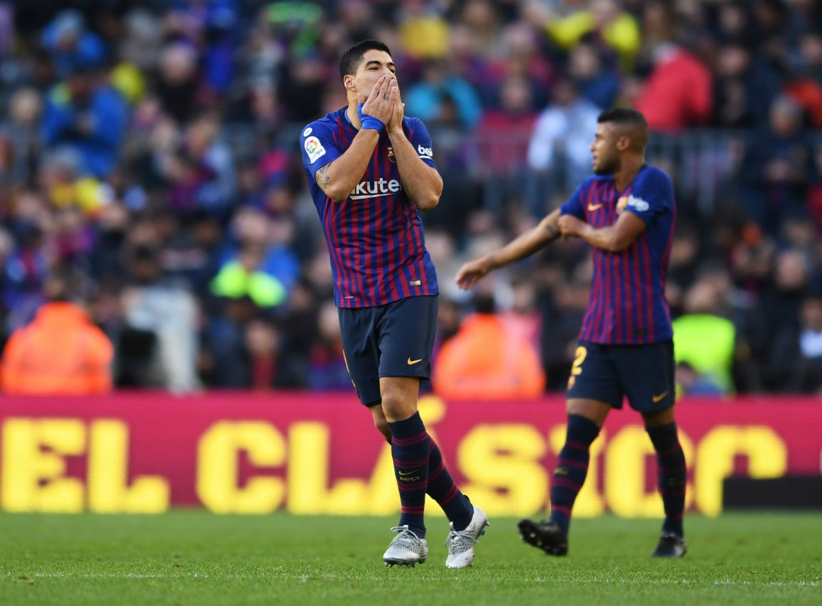 Luis Suárez salva al Barcelona en Vallecas y mantiene a su equipo líder Luis Suárez salva al Barcelona en Vallecas y mantiene a su equipo líder