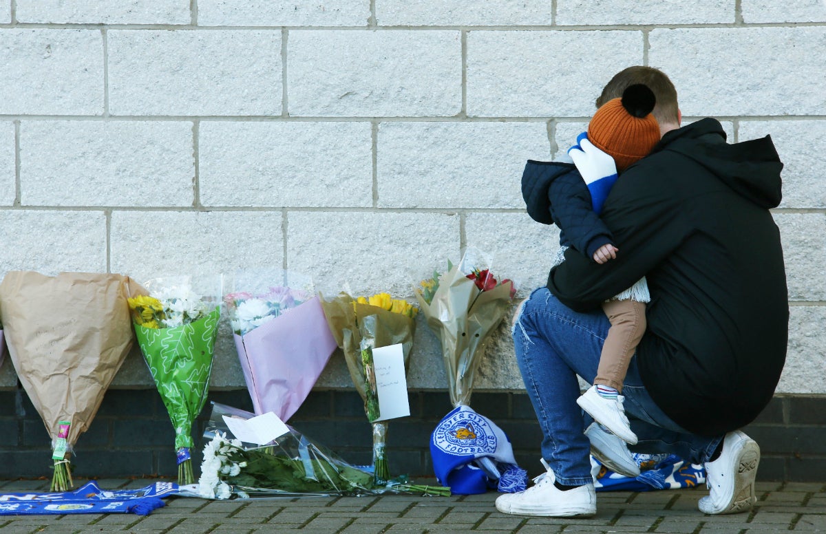 Decenas de personas se acercan al estadio del Leicester para dejar velas, flores y mensajes de ánimo Decenas de personas se acercan al estadio del Leicester para dejar velas, flores y mensajes de ánimo