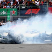 Hamilton hace un 'donut' en México Hamilton hace un 'donut' en México