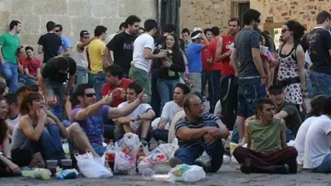 Ayuntamiento y hosteleros buscan mitigar los efectos del botellón Ayuntamiento y hosteleros buscan mitigar los efectos del botellón