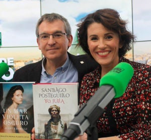 Santiago Posteguillo y Ayanta Barilli durante una entrevista en Onda Cero Santiago Posteguillo y Ayanta Barilli durante una entrevista en Onda Cero