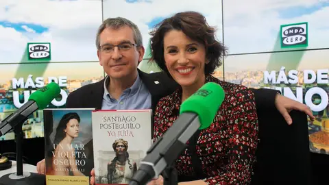 Santiago Posteguillo y Ayanta Barilli durante una entrevista en Onda Cero Santiago Posteguillo y Ayanta Barilli, en Onda Cero