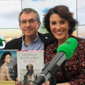 Santiago Posteguillo y Ayanta Barilli durante una entrevista en Onda Cero