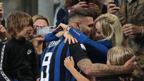 Icardi y Wanda Nara, durante un partido del Inter