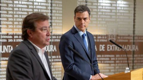 Pedro S&aacute;nchez y Guillermo Fern&aacute;ndez Vara en una rueda de prensa