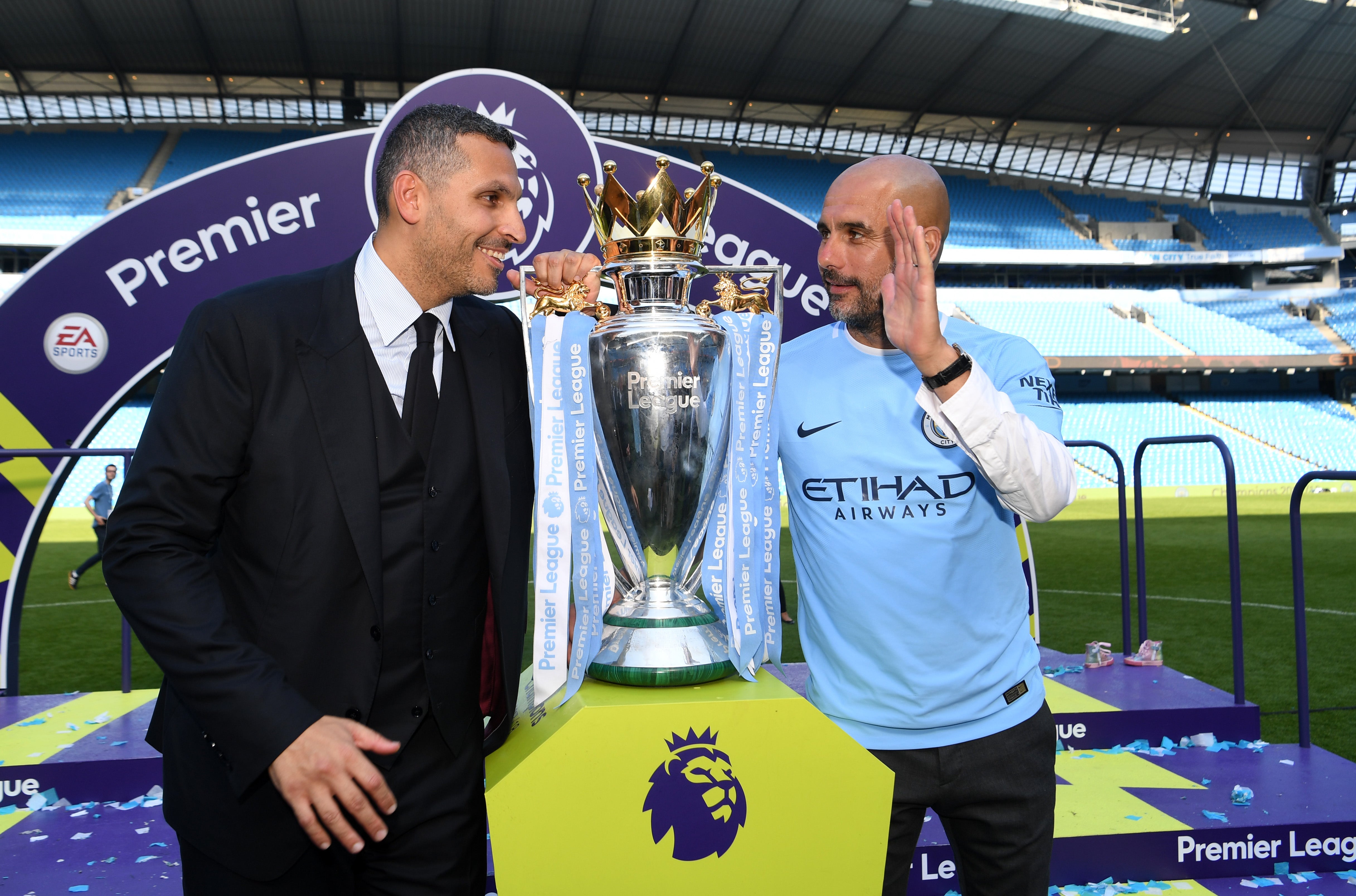 Guardiola defiende al Manchester City: "Como muchos, muchos clubes, el City tiene mucho dinero" Guardiola defiende al Manchester City: "Como muchos, muchos clubes, el City tiene mucho dinero"