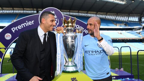 Khaldoon al-Mubarak, presidente del Manchester City, junto a Pep Guardiola