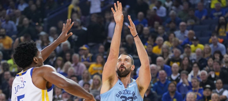 Marc Gasol lanza a canasta ante los Warriors Marc Gasol lanza a canasta ante los Warriors