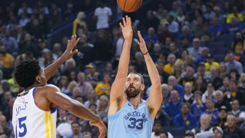 Marc Gasol lanza a canasta ante los Warriors