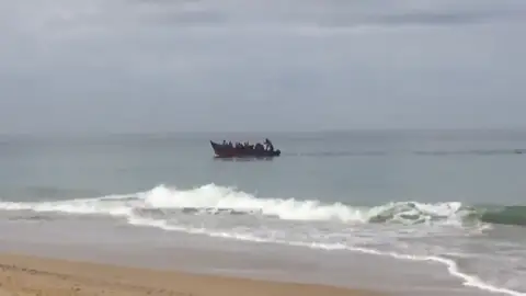 REEMPLAZO Se reanuda la búsqueda de los inmigrantes desaparecidos tras el naufragio de una patera en Cádiz