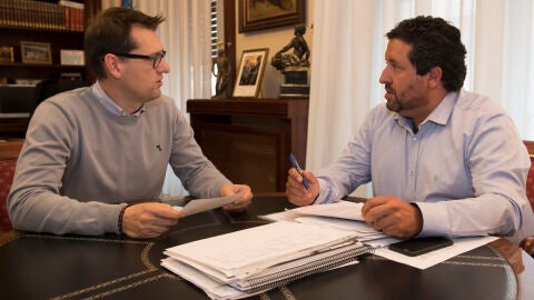 El presidente de la Diputaci&oacute;n, Javier Moliner, junto con el concejal de urbanismo de Borriol, Iban Pauner.